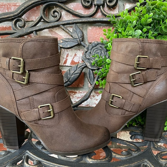 JustFab Binnae High Heeled Bootie; Brown Suede W/Multi-Straps & Buckles; Size 9 - Picture 6 of 13